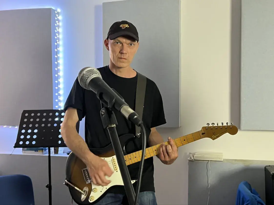 Пра што спявае 17-гадовы беларус, які стварыў гурт з вядомымі музыкамі