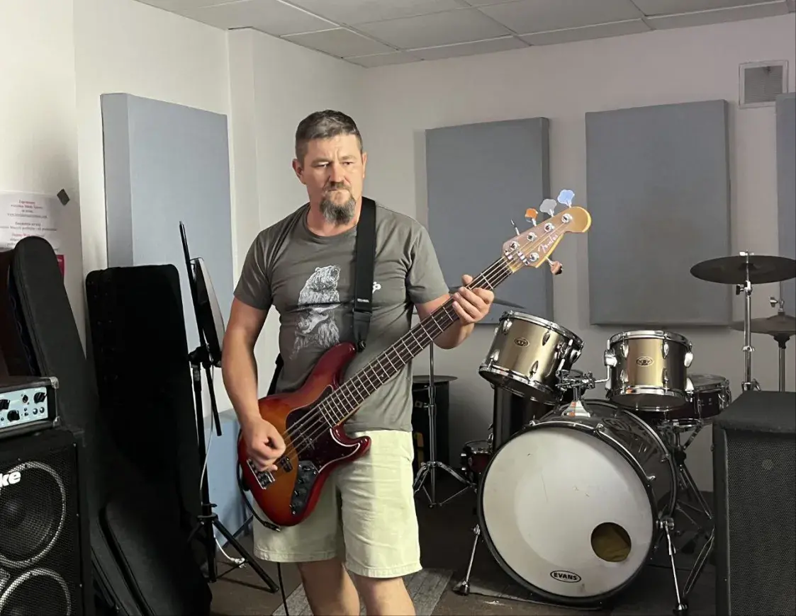 Пра што спявае 17-гадовы беларус, які стварыў гурт з вядомымі музыкамі