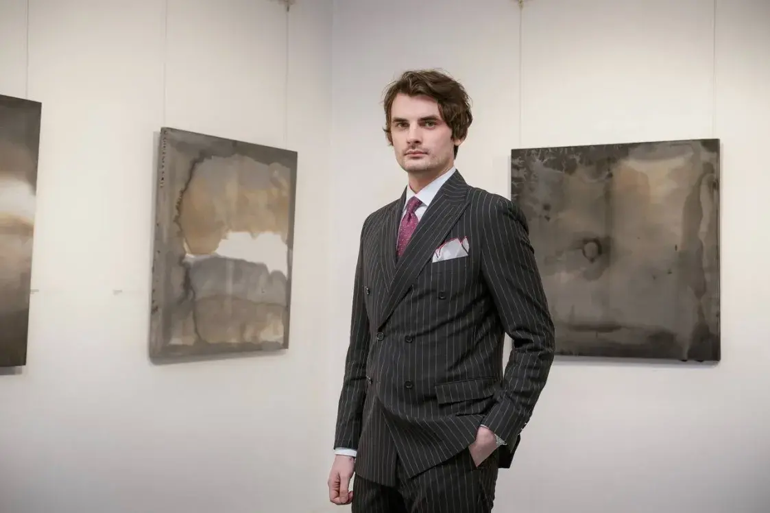 Беларускі мастак піша карціны нафтай па ільне — і іх можна ўбачыць у Мінску