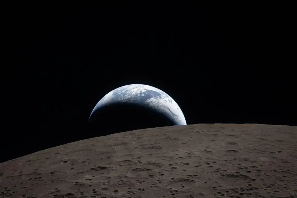 NASA опубликовало первые фото Земли с обратной стороны Луны