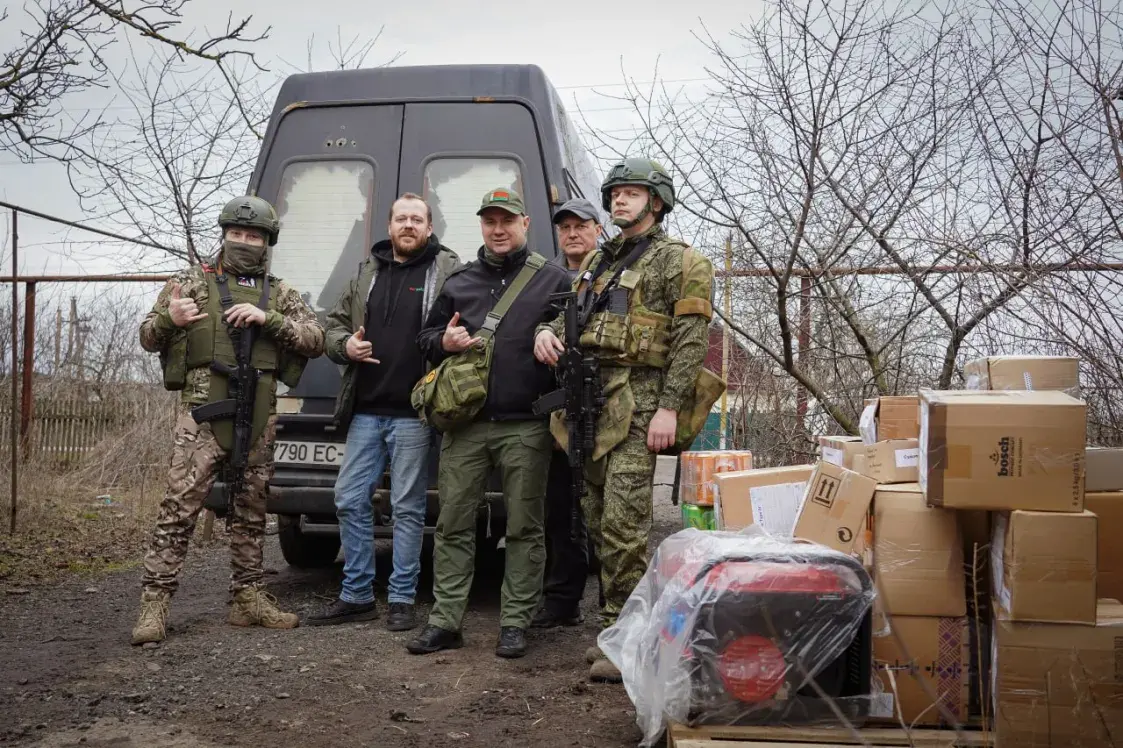 Сергей Лущ (третий справа)