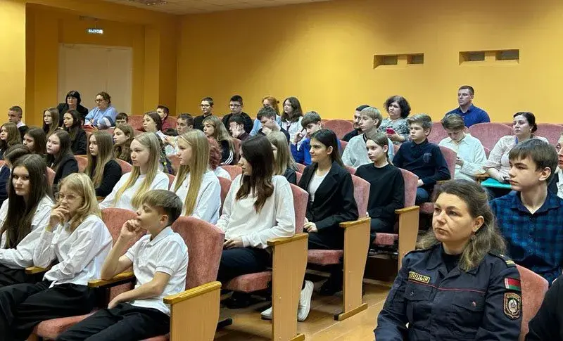 У Касцюковічах школьніцу злавілі з 4 літрамі піва