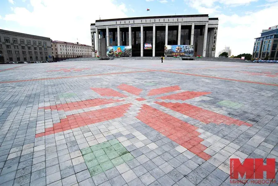 У цэнтры Мінска можна беспакарана патаптацца па чырвона-зялёным арнаменце