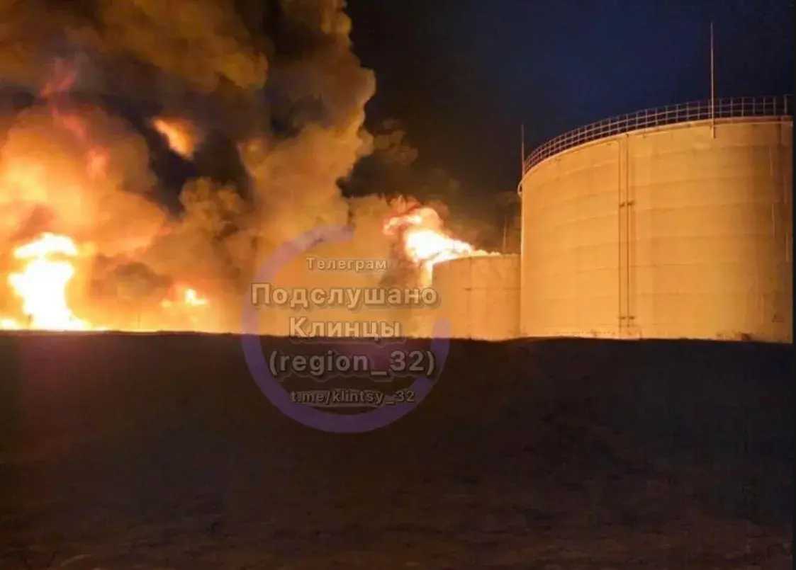 Резервуары с дизелем в Брянской области загорелись после "попадания боеприпаса"