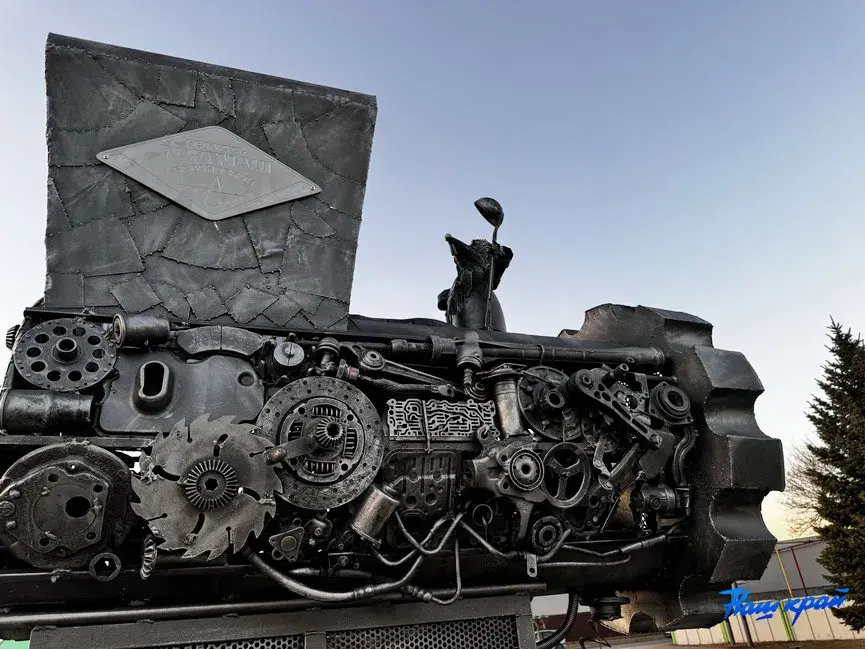 У Беларусі паставілі трохметровы помнік мясарубцы