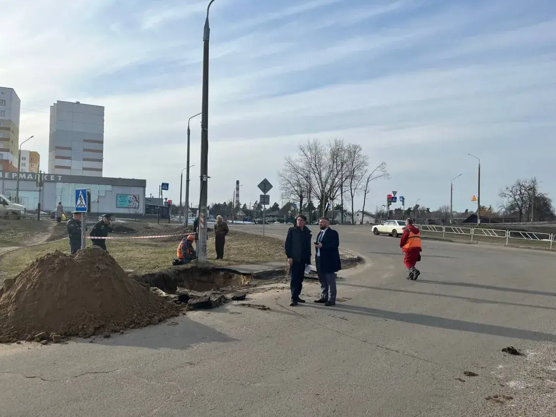У Рэчыцы праваліўся асфальт пасля прарыву трубы калектара на глыбіні 5 метраў