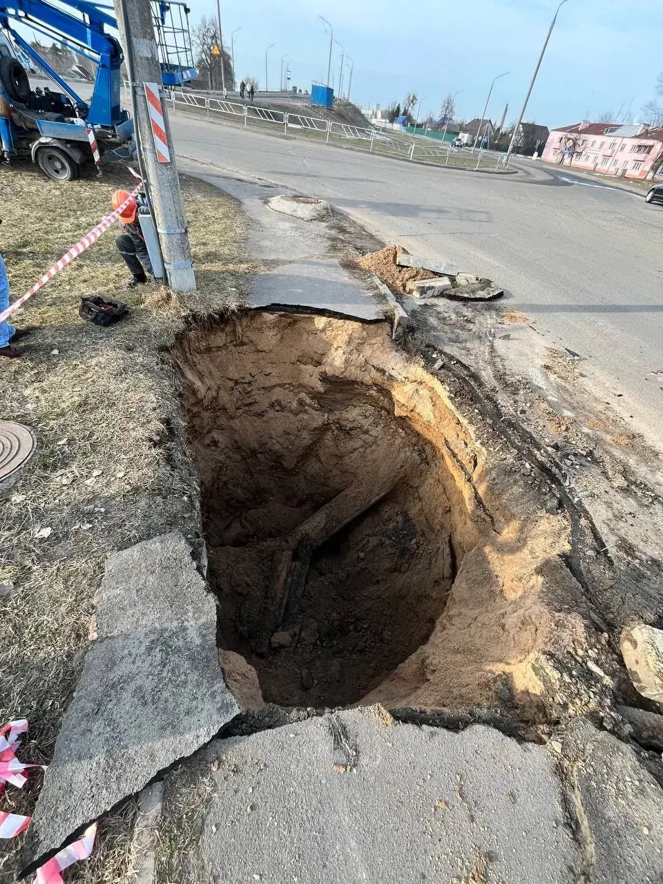 У Рэчыцы праваліўся асфальт пасля прарыву трубы калектара на глыбіні 5 метраў