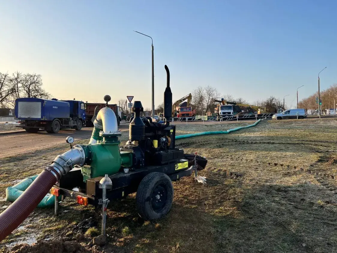 У Рэчыцы праваліўся асфальт пасля прарыву трубы калектара на глыбіні 5 метраў