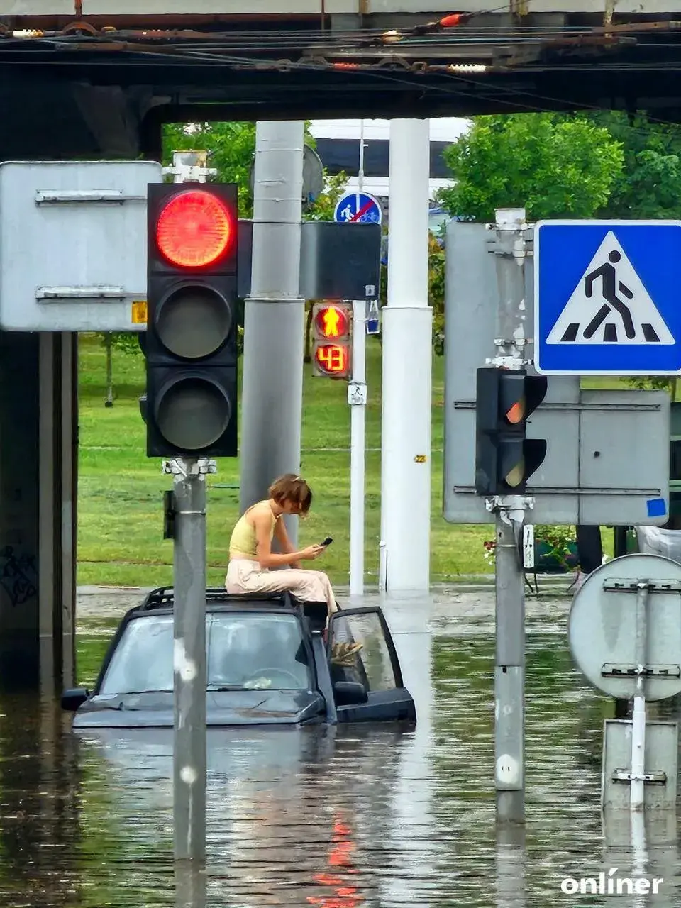 Десятки затопленных улиц и закрытые станции метро — последствия дождя в Минске