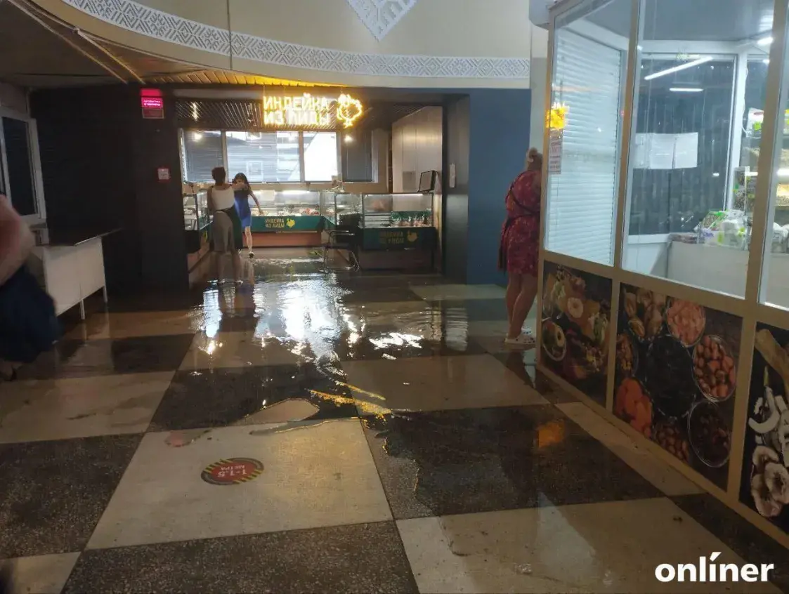 Десятки затопленных улиц и закрытые станции метро — последствия дождя в Минске
