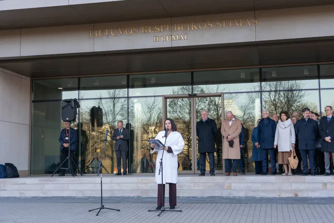 Каля Сейма Літвы ўзнялі бел-чырвона-белы сцяг