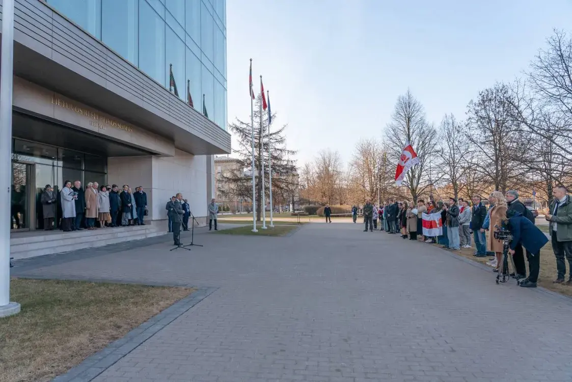 Каля Сейма Літвы ўзнялі бел-чырвона-белы сцяг