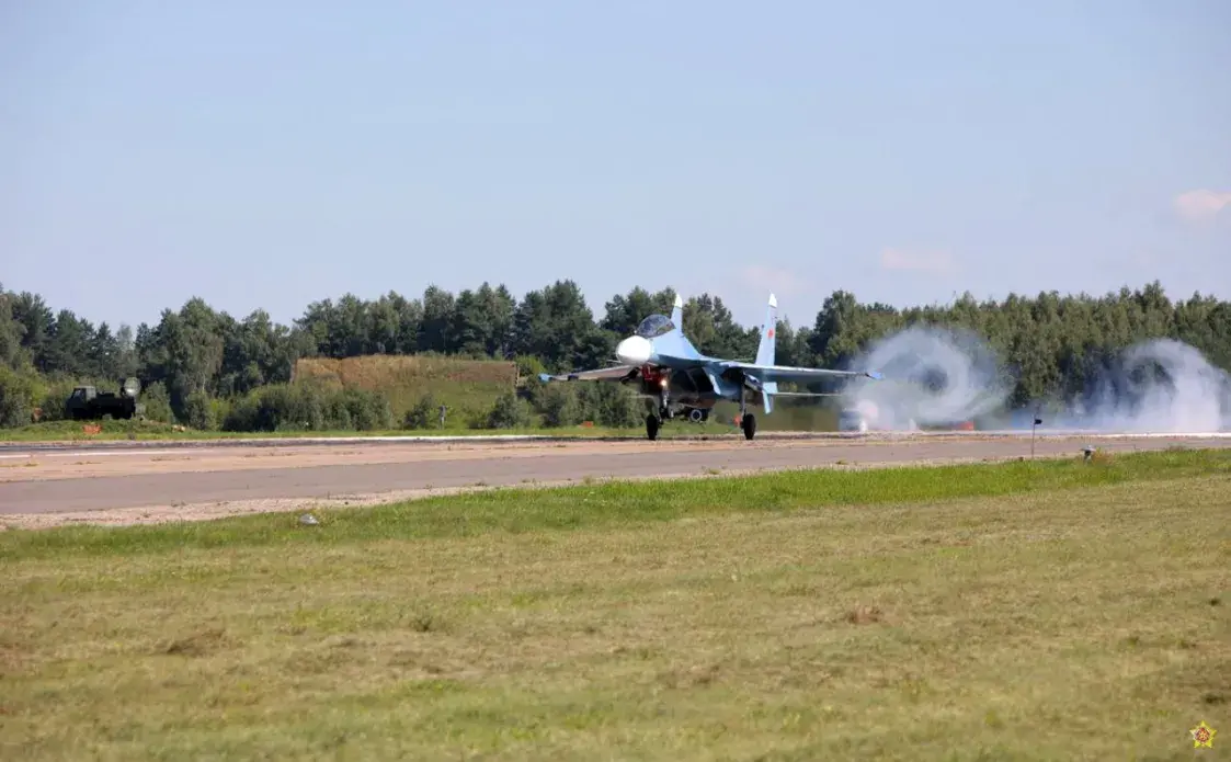 У Беларусь прыляцелі чарговыя расійскія знішчальнікі Су-30СМ2