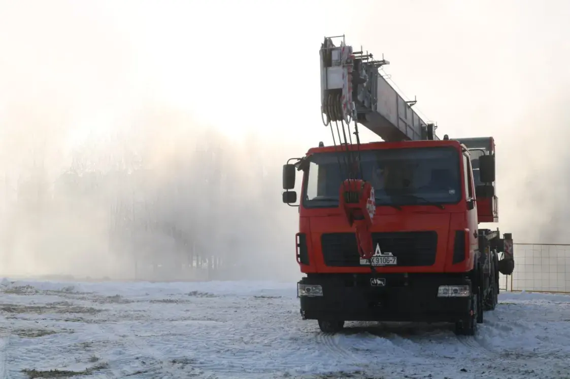 Пашкоджаны ўчастак цеплатрасы ў Мінску дэмантуюць