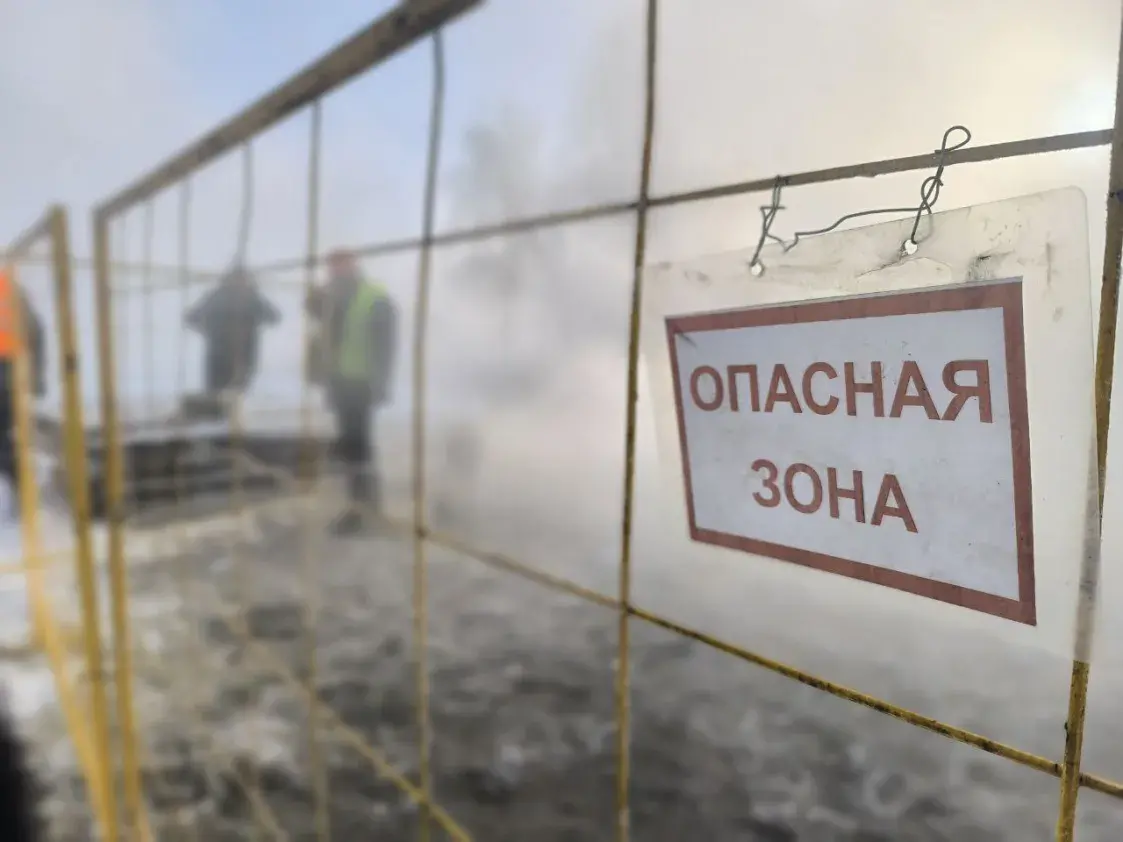Пашкоджаны ўчастак цеплатрасы ў Мінску дэмантуюць