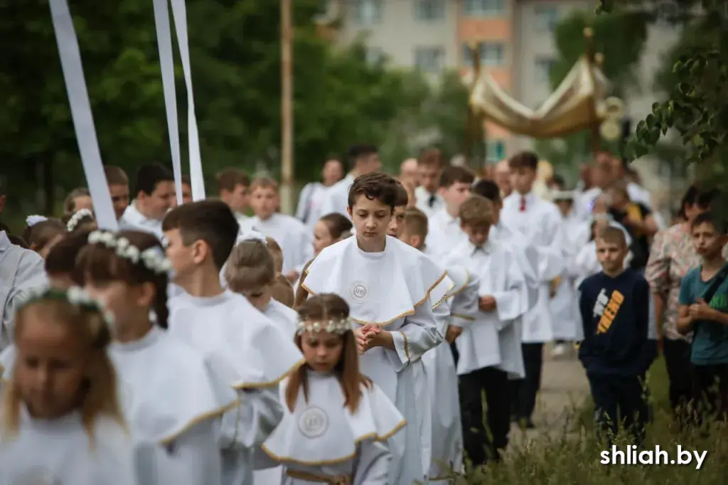 Па вуліцах Смаргоні прайшла "працэсія Божага Цела"