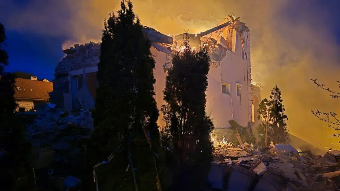 После атак в России горел очередной НПЗ, в украинском Харькове — жилые дома