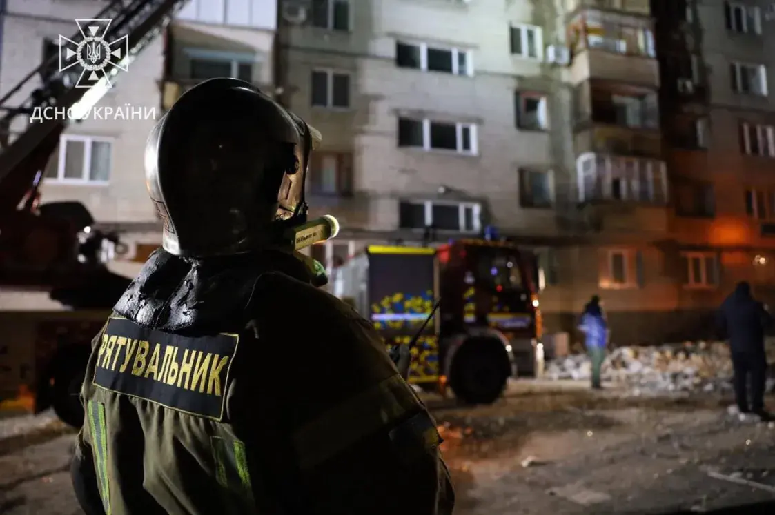 Российский беспилотник попал в многоэтажку в Днепре