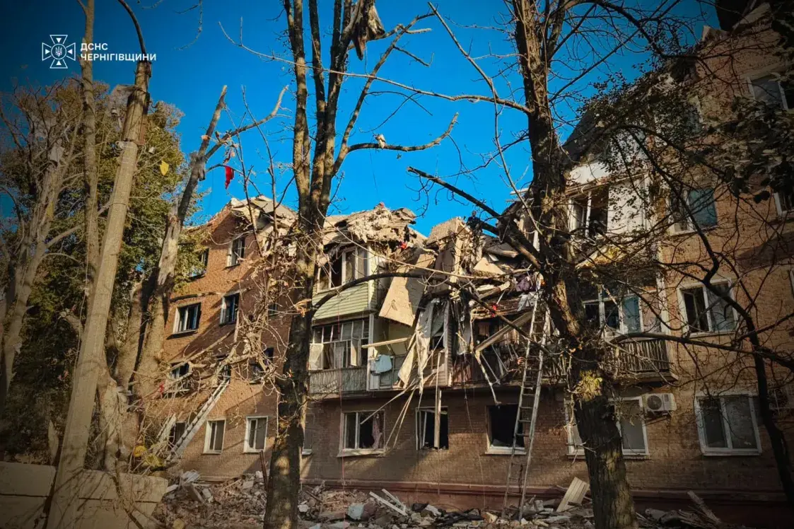 Расіяне разбамбілі жылы пяціпавярховік пад Чарнігавам, загінулі пяць чалавек