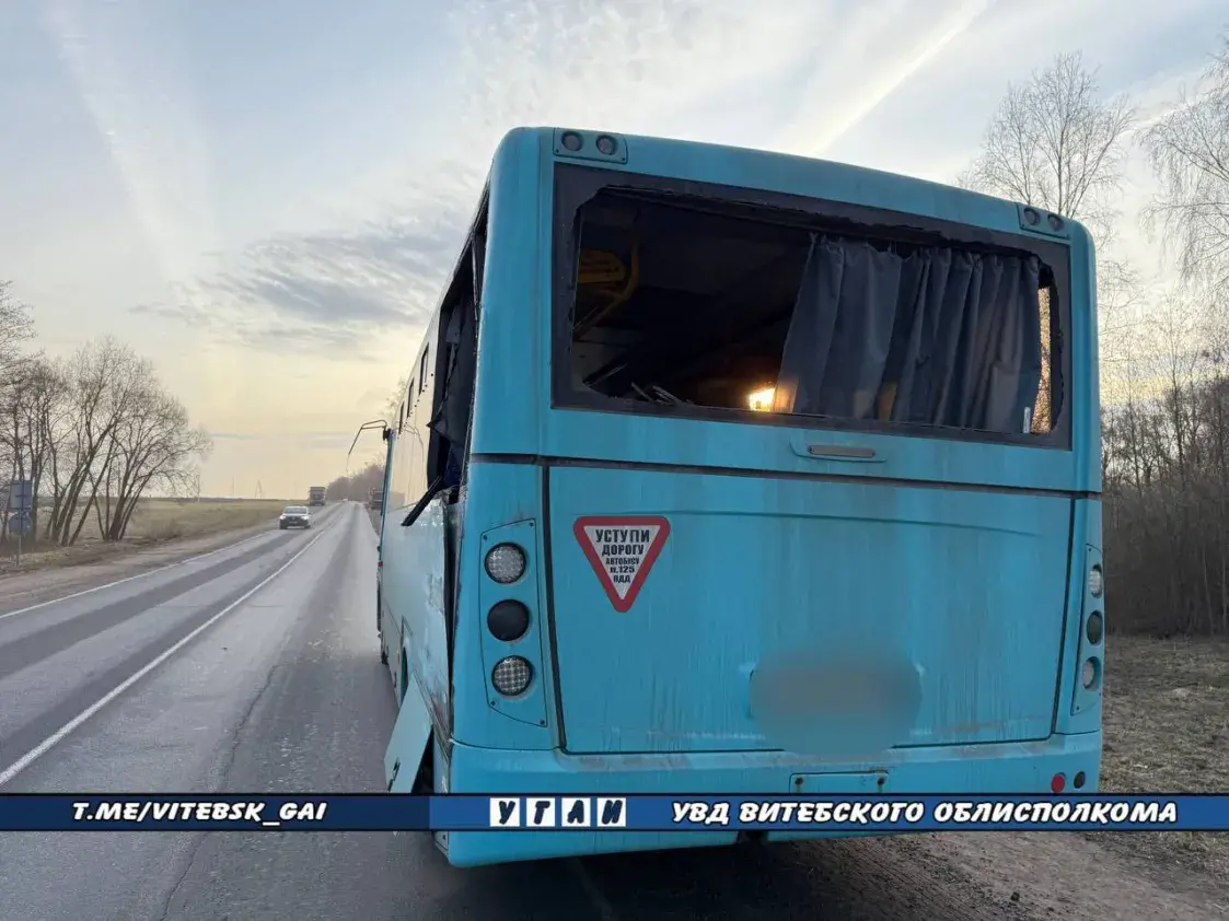 Пад Віцебскам грузавік урэзаўся ў аўтобус з пасажырамі