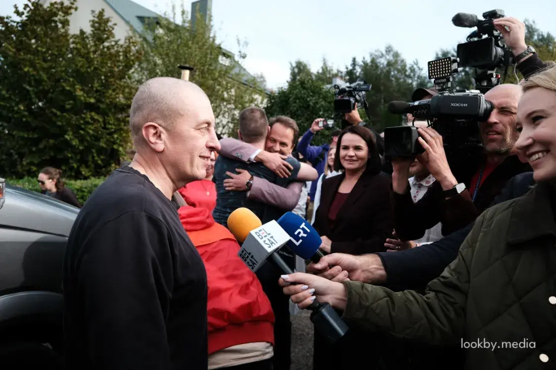 Вызваленых палітвязняў сустрэлі ў Вільні — фотафакт