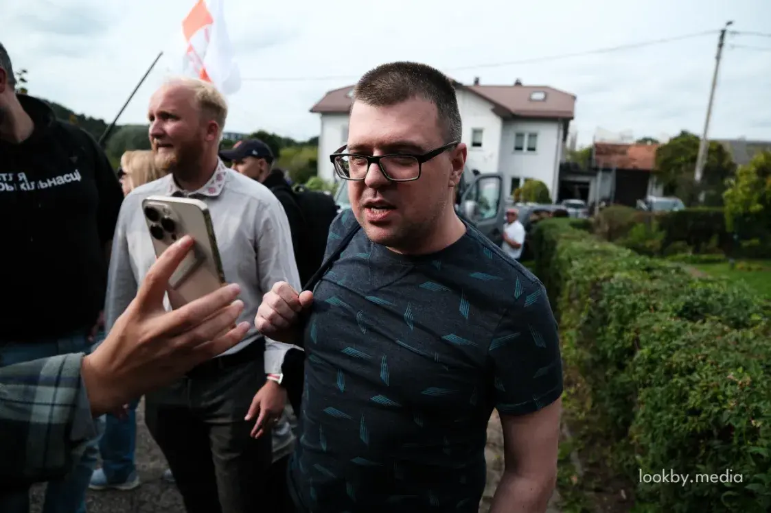 Вызваленых палітвязняў сустрэлі ў Вільні — фотафакт