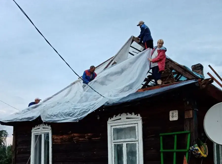 В Зельвенском районе из-за непогоды упала вышка сотовой связи