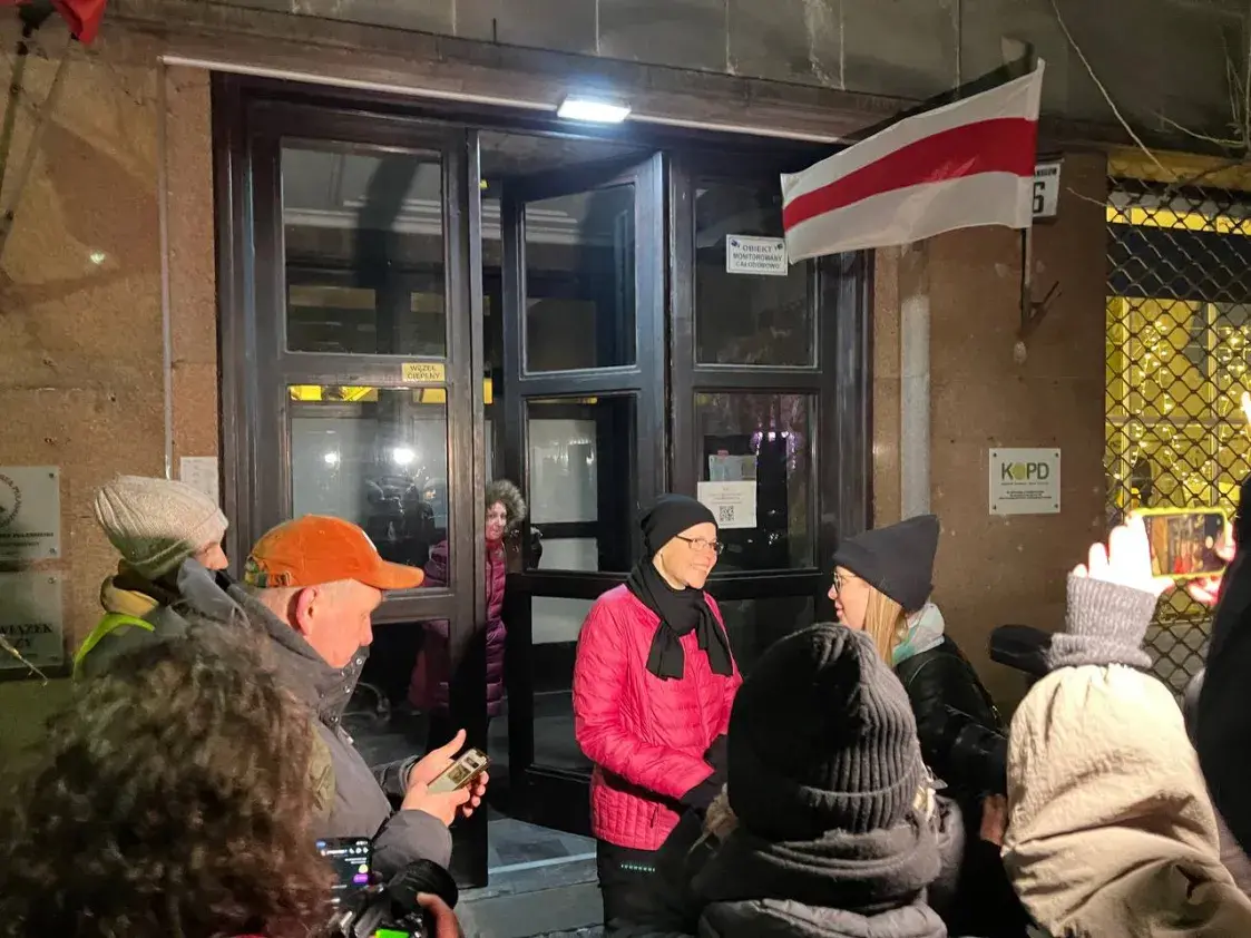 Вызваленыя палітвязні прыехалі ў Варшаву