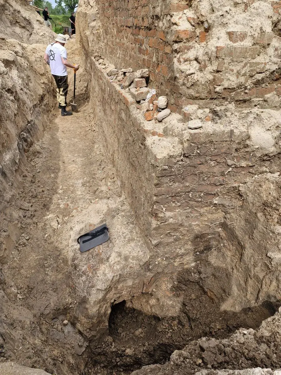 Археолагі знайшлі падземны ход у Заслаўскі замак