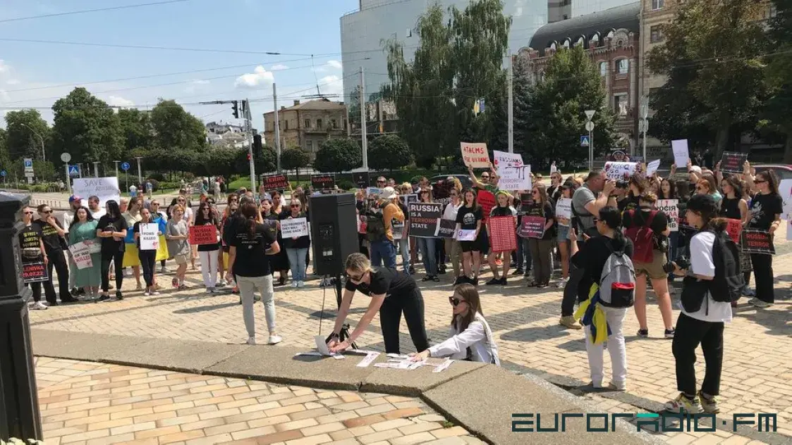 "Мы разочарованы": родственники защитников "Азовстали" провели акцию в Киеве