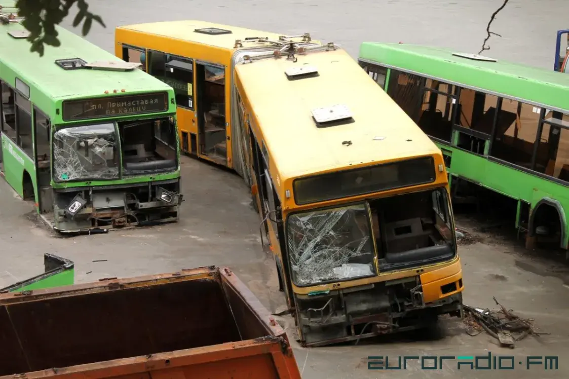 "Автобусов не хватает" — автопарк Мозыря превращается в свалку металлолома