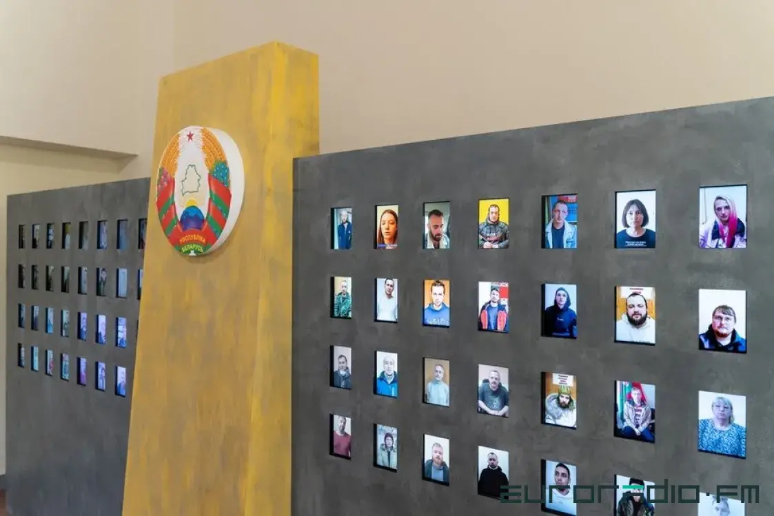 Беларускі мастак зрабіў пяціметровую "дошку гонару" з "пакаяльнымі" відэа