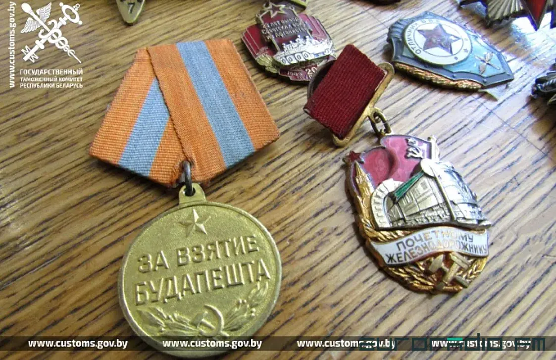 Украінец незаконна выносіў з Беларусі 100 ордэнаў і медалёў