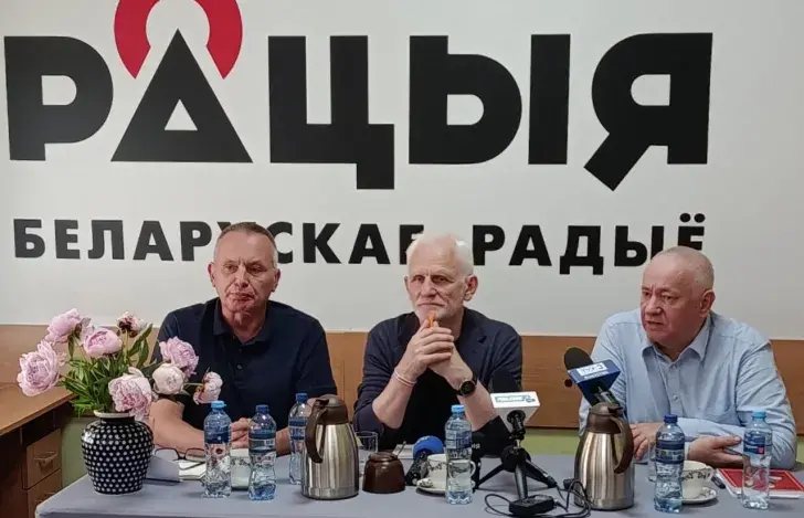 Алесь Бяляцкі (у цэнтры) на прэс-канферэнцыі ў Беластоку
