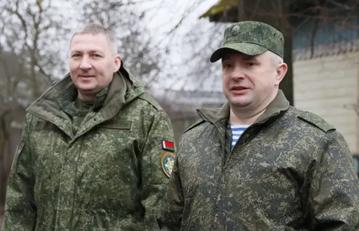 Старшыня аблвыканкама Іван Крупко (справа) на зборах тэрабароны ў Рагачове ў 2024-м&nbsp;
