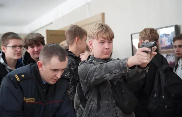 Вучням паказалі зброю
