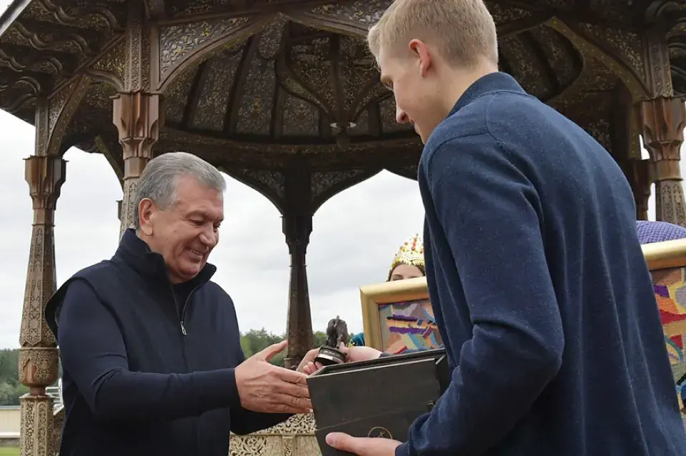 Прэзідэнт Узбекістана падарыў Лукашэнку статую хакеіста Лукашэнкі