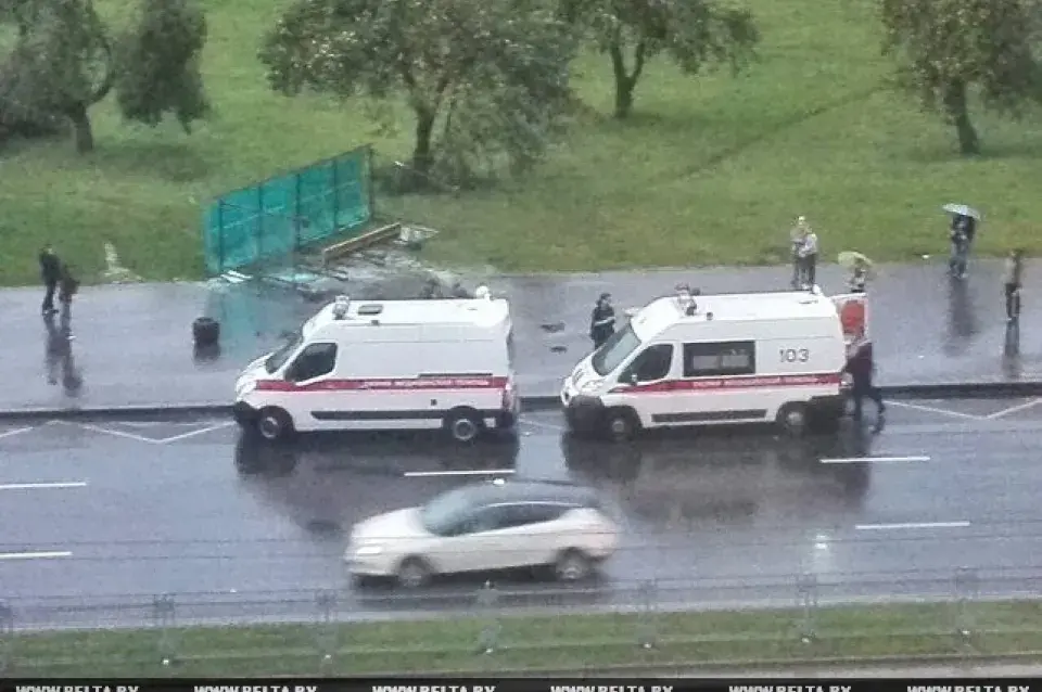 Наступствы непагадзі ў Мінску: упалі 25 дрэваў, пашкоджаны 17 машын. Фота, відэа