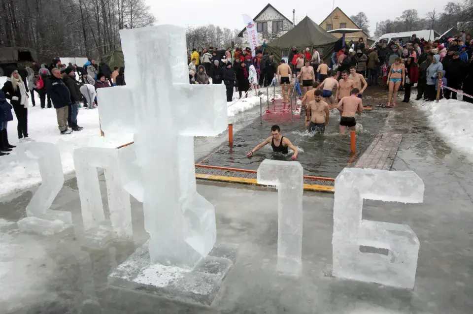 Сотні гродзенцаў акунуліся на Вадохрышча (фотарэпартаж)