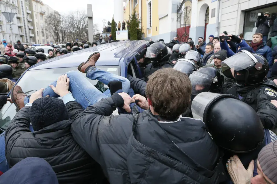 Людзі адбілі Саакашвілі ў сілавікоў, ён заклікае да мірнага супраціву (відэа)