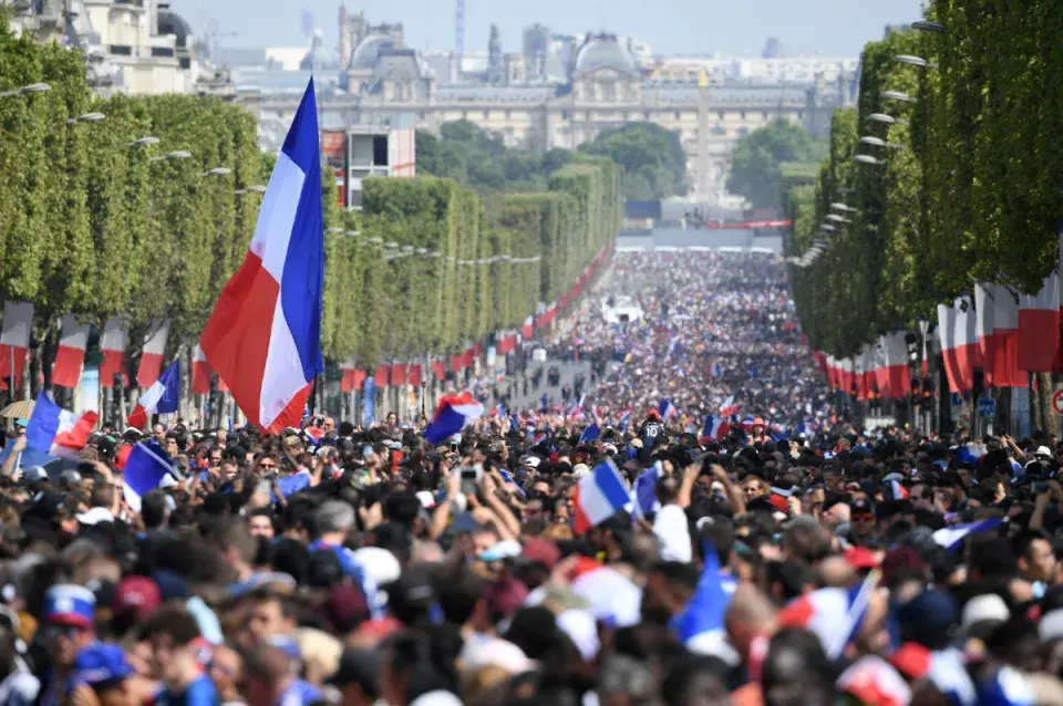 Як 300 тысяч заўзятараў віталі футбольную зборную Францыі (фота, відэа)