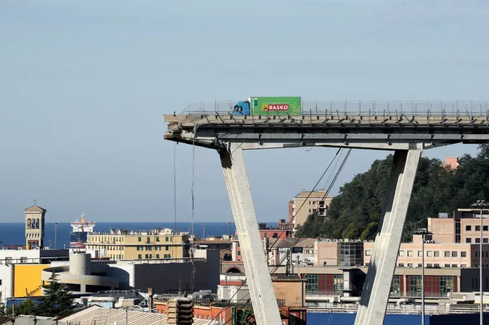 У Генуі, дзе абрынуўся мост, загінулі 37 чалавек