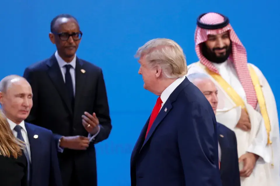 На саміце G20 Трамп не ўтрымаўся і паглядзеў у бок Пуціна (фота)