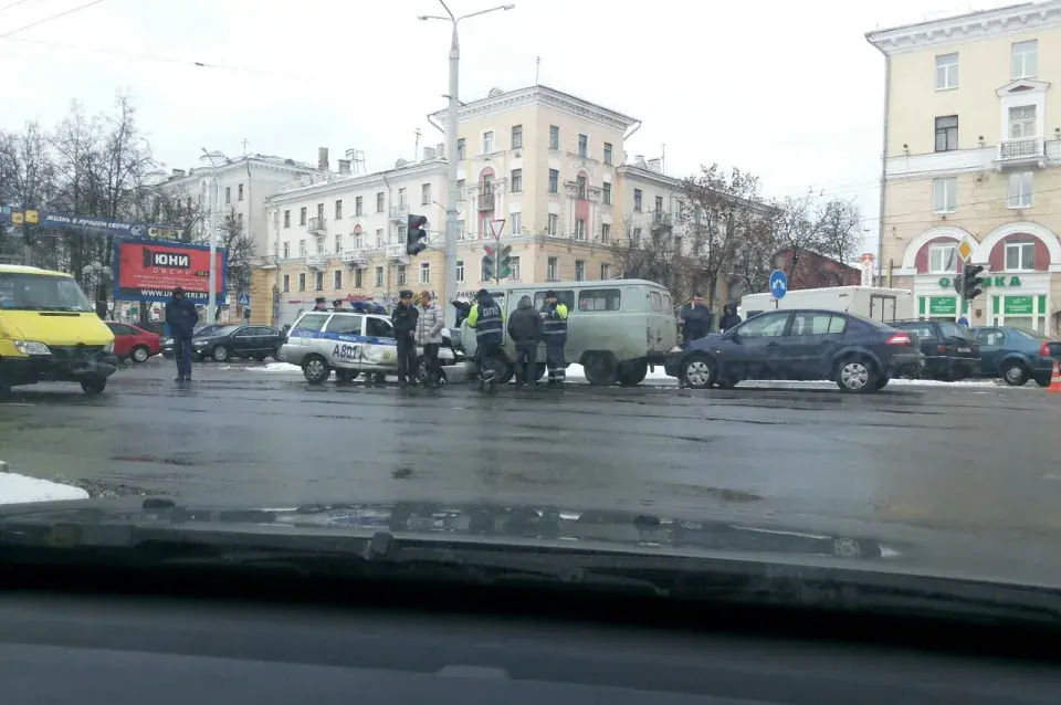 У ДТЗ у Віцебску трапілі 5 машын, у тым ліку Дэпартамента аховы і меддапамогі