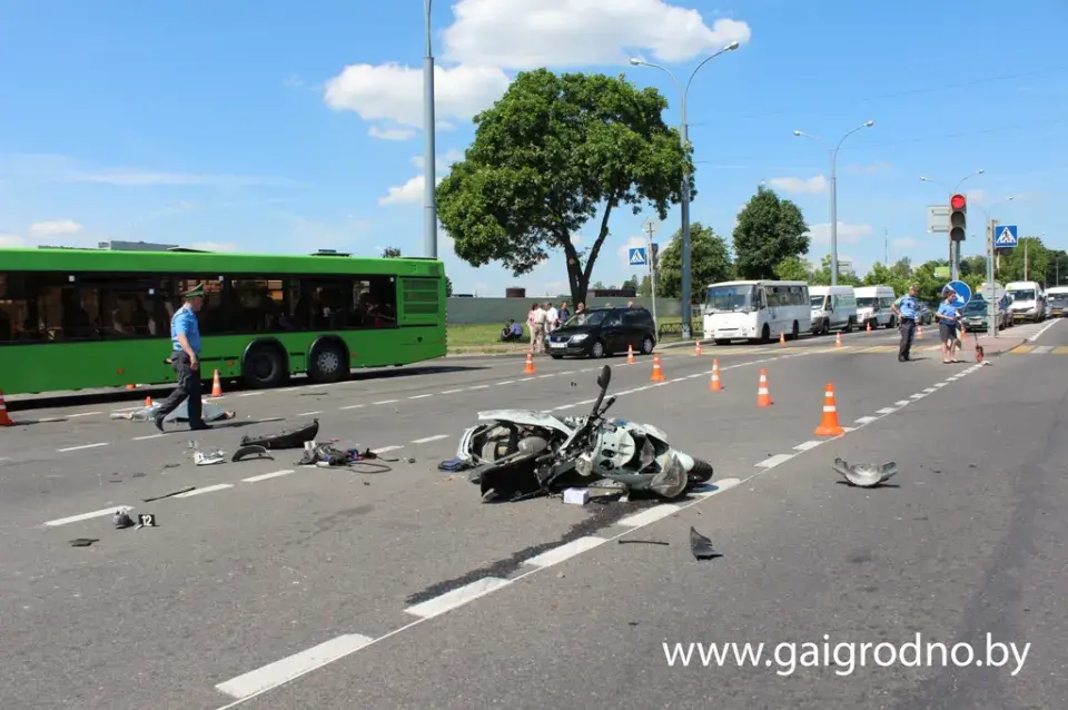 У Гродне дзяўчына на Mercedes не прапусціла скутэр, загінуў 32-гадовы мужчына