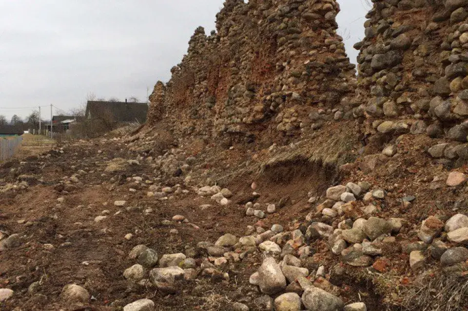 Смаргонскі райвыканкам: На Крэўскім замку пакуль ніякіх прац не вядзецца