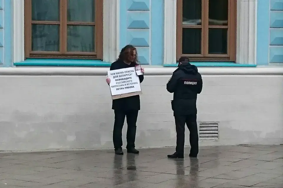 У Маскве каля беларускага пасольства пратэставалі супраць арышту Рабава (фота)