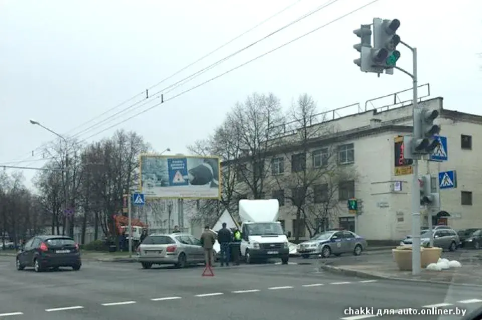 У выніку аўтааварыі ў Мінску грузавік застаўся без кузава (фота)