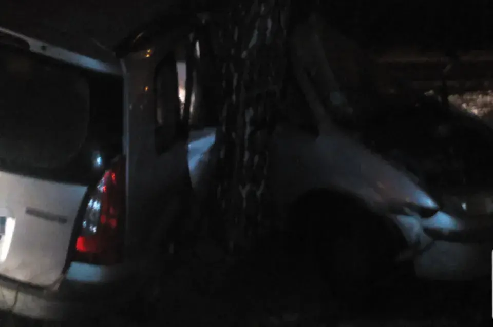Фотафакт: у Барысаве аўтамабіль Mazda Premacy разарвала на дзве часткі