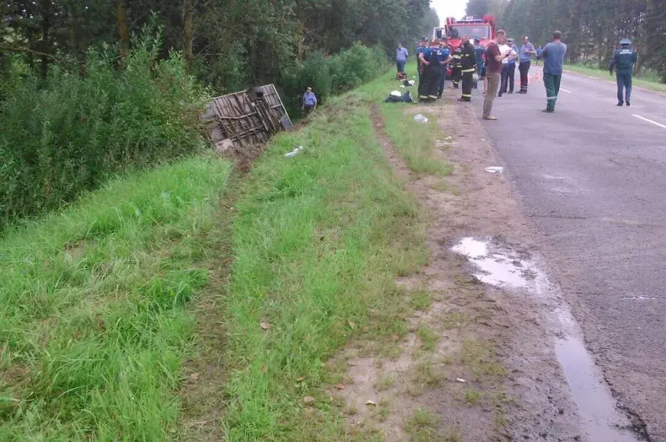 Пад Мінскам перакуліўся пасажырскі аўтобус, пацярпелі больш за 10 чалавек (фота)